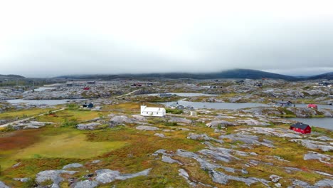 Aérea:-Lago-Y-Meseta-En-Bjørnfjell,-Capilla-De-Bjørnfjell,-En-El-Norte-De-Noruega-Y-Cerca-De-Suecia