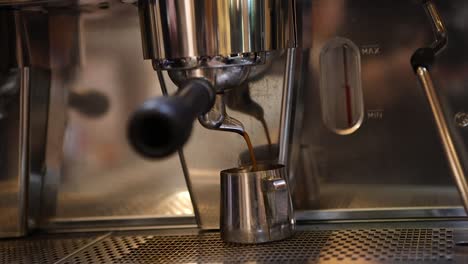 Heißen-Kaffee-Aus-Der-Espressomaschine-Im-örtlichen-Café-Einschenken