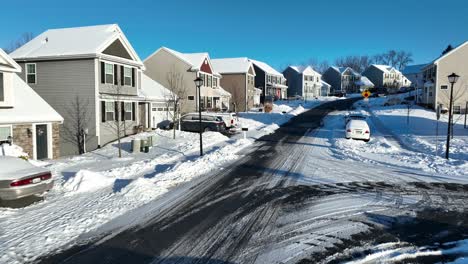 Hermoso-Barrio-Americano-En-La-Colina-Durante-La-Nieve-Del-Invierno