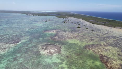 Aerial-descent-over-Los-Roques-wetlands-with-turquoise-waters-and-mangrove-patches