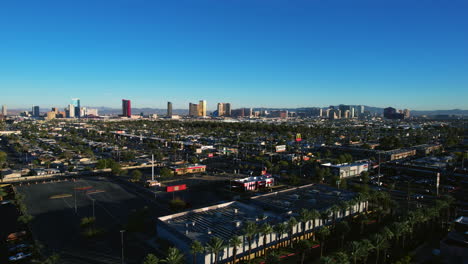 Las-Vegas,-USA,-Drohnenaufnahme-Des-Abendverkehrs-Auf-Der-Sahara-Avenue-Mit-Stip-Gebäuden-In-Der-Skyline