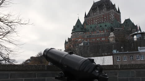 Cañón-De-Hierro-Desgastado-Frente-Al-Histórico-Fairmont-Le-Chateau-Frontenac