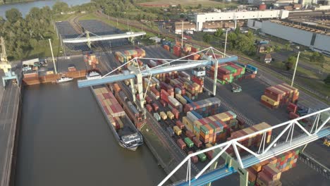 Containerschiff-Be--Und-Entladen-Fracht,-Terminal-Andernach-Hafen,-Deutschland