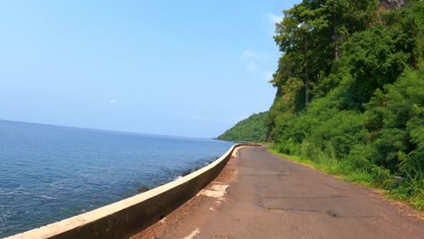 Toma-En-Primera-Persona-En-Una-Carretera-Costera-En-La-Famosa-Carretera-De-Santa-Catarina-En-El-Norte-De-Santo-Tomé,-África