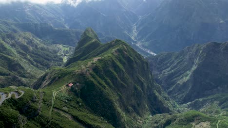 Estrecha-Y-Retorcida-Y-Exuberante-Cresta-De-La-Montaña-De-Madeira-Revela-El-Pueblo-Del-Valle