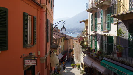 Blick-Auf-Eine-Kleine-Stadt-Mit-Schmalen-Straßen-In-Bellagio,-Comer-See,-Italien