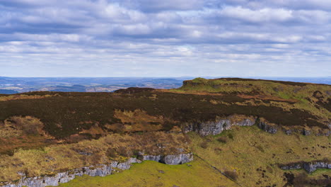 Zeitraffer-Der-Ländlichen-Natur,-Felsiges-Hügeltal-An-Einem-Sonnigen,-Bewölkten-Tag,-Gesehen-Von-Carrowkeel-In-Der-Grafschaft-Sligo-In-Irland