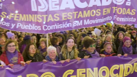 Las-Manifestantes-Saltan-Apasionadamente-Durante-Una-Manifestación-En-El-Día-Internacional-De-La-Mujer.