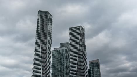 Timelapse-Estático-De-Nubes-Moviéndose-Sobre-Rascacielos-En-El-Centro-De-Toronto