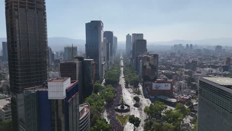 Drohnenaufnahmen-Bieten-Eine-Einzigartige-Perspektive-Auf-Den-Frauentagsmarsch-Auf-Der-Reforma-Avenue