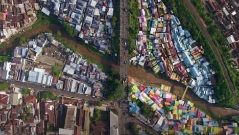 Pulso-Urbano:-La-Vida-En-La-Encrucijada:-Exploración-Del-Epicentro-Turístico-De-Los-Barrios-Marginales-De-Malang,-Imágenes-Aéreas-De-Drones-4k