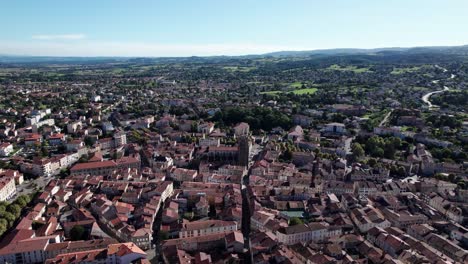 Toma-Aérea-Amplia-Sobre-La-Ciudad-De-Montrbison-En-Forez-En-El-Departamento-De-Loira,-Región-De-Auvernia-Ródano-Alpes,-Campo-Francés-En-Un-Día-Soleado