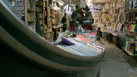 Librería-Veneciana-Icónica-Libreria-Acqua-Alta-Con-Estanterías-De-Góndola