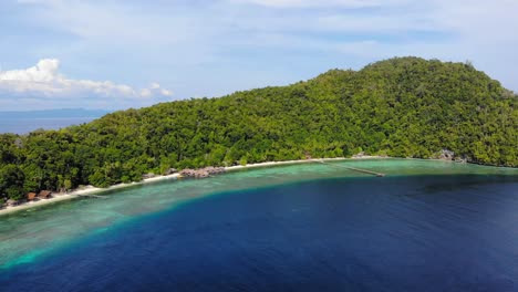 Grüner-Wald,-Strand-Und-Bungalows-Auf-Der-Insel-Kri-In-Raja-Ampat,-Indonesien