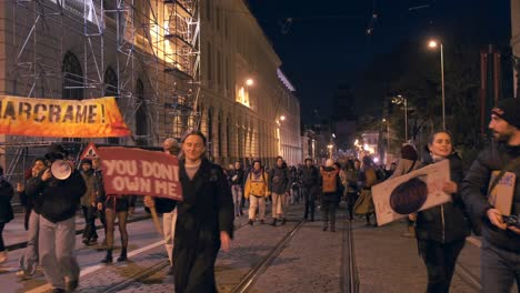 Protesta-Del-Feminismo-Con-Un-Cartel-De-&quot;no-Me-Debes&quot;-El-8-De-Marzo