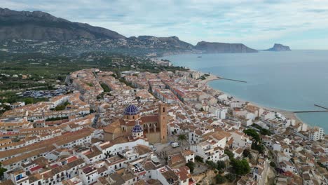 Altstadt-Von-Altea,-Kirche-Und-Stadt-An-Der-Costa-Blanca-In-Spanien---Luftaufnahme-4k