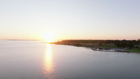 Aerial-Dolly-Rückseite-Des-Geelong-Yacht-Club-Und-Liegeplätze-Bei-Sonnenaufgang