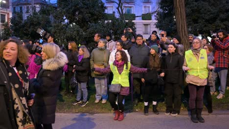 Freiwillige-Tanzen-Während-Einer-Demonstration-Am-Internationalen-Frauentag-Zur-Musik