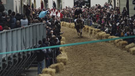 Su-Componidori-horse-riding-at-the-Sartiglia-feast-and-parade,-Oristano-carnival,-Sardinia,-Italy-Fast-horse-rider