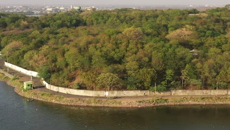 Eine-Drohnenkamera-Aus-Der-Luft-Nimmt-Dort-Platz,-Wo-Viele-Menschen-Mit-Dem-Fahrrad-Die-Straße-Entlangfahren