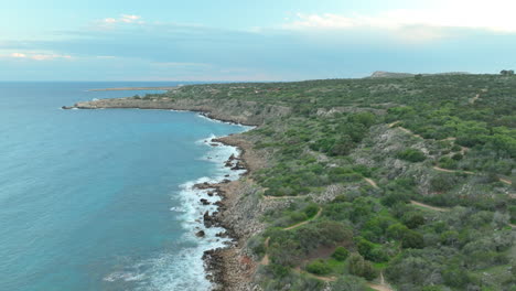 Vista-Aérea-De-La-Isla-Verde-Y-El-Paisaje-Marino-En-Chipre