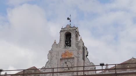 Schwenk-nach-unten-Clip-Des-Palazzo-San-Giorgio,-Mit-Viel-Befahrener-Straßenbrücke-Davor