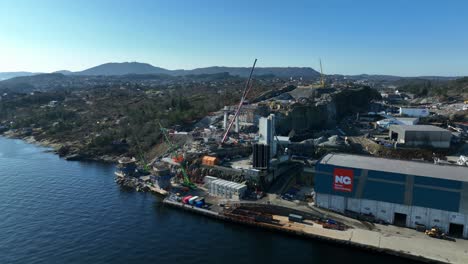 Trabajos-De-Construcción-Mientras-Se-Construye-Un-Nuevo-Puente-De-Carretera-A-Sotra-Noruega,-Antena