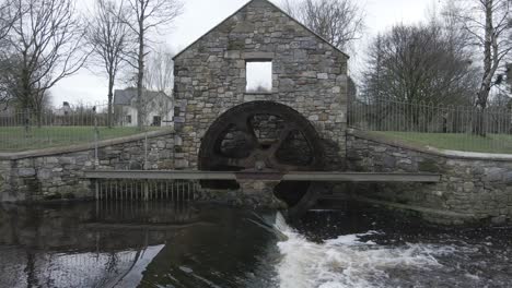 Altes-Wasserrad-Im-Fluss-Produziert-Grüne-Energie-In-Ballinode,-Monaghan,-Irland