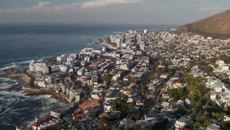 Vista-Aérea-Del-Suburbio-De-Seapoint-Y-La-Bahía-De-Bantry-Al-Amanecer-En-Ciudad-Del-Cabo,-Sudáfrica