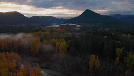 Viaje-En-Plataforma-Rodante-De-Otoño-A-Través-Del-Colorido-Bosque-Y-Río-Del-Noroeste-Del-Pacífico-Al-Amanecer