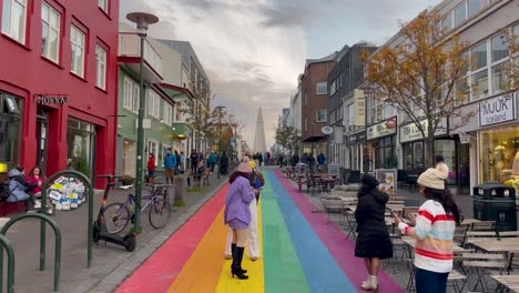 Statische-Aufnahme-Der-Berühmten-Rainbow-Street-In-Reykjavik,-Island