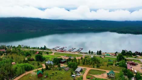 Hermoso-Lago-De-Montaña-Con-Laderas-Rodantes-En-El-Fondo-Y-Aguas-Tranquilas-Y-Reflectantes-De-Vidrio