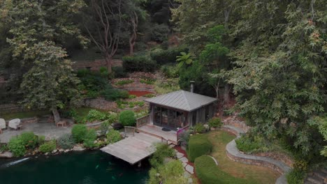 Fliegen-Sie-Durch-Die-Bäume-über-überdachte,-üppige-Teiche-Und-Botanische-Gärten-In-Der-Nähe-Der-Pferdeställe-Von-Malibu