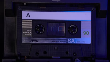 Einlegen-Und-Abspielen-Einer-Audiokassette-Im-Player,-Nahaufnahme