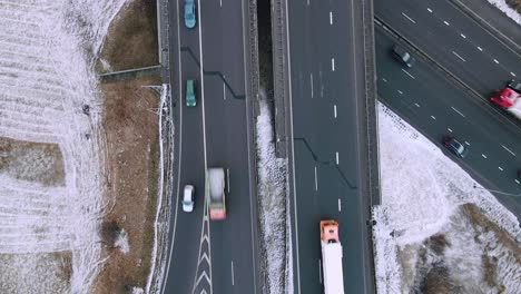 Cruce-Concurrido-Lleno-De-Coches.