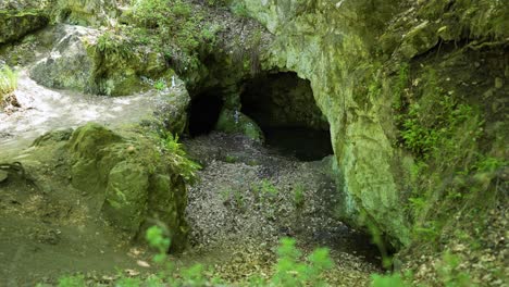 Panorámica-De-Derecha-A-Izquierda-Del-Marco-Frente-Al-Sitio-De-La-Tumba-De-Bastet,-Conocida-Como-La-Diosa-Guerrera-Egipcia,-Situada-En-La-Montaña-Strandzha-En-Bulgaria