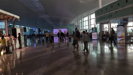 Pasajeros-Que-Se-Desplazan-En-La-Terminal-De-Salidas-Del-Aeropuerto-Internacional-De-Alicante,-España