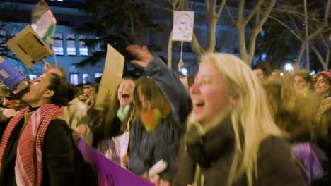 Las-Manifestantes-Usan-Megáfonos-Durante-Una-Manifestación-En-El-Día-Internacional-De-La-Mujer.