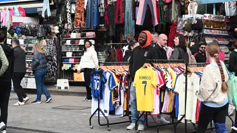Consigue-Tus-Camisetas-De-Fútbol-Aquí-En-Camden-High-Street,-Londres,-Reino-Unido.