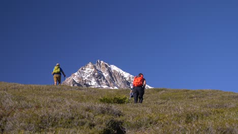 Excursionistas-Caminando-Sobre-Montañas-Cubiertas-De-Hierba-En-Senderos-Del-Lago-Elfin,-Columbia-Británica,-Canadá