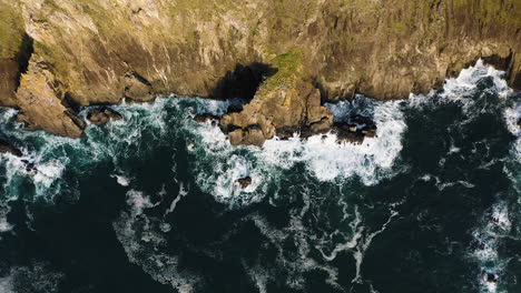 Vista-De-Arriba-Hacia-Abajo-Alejándose-Lentamente-De-La-Escarpada-Costa-De-Oregon-A-Lo-Largo-Del-Océano-Pacífico