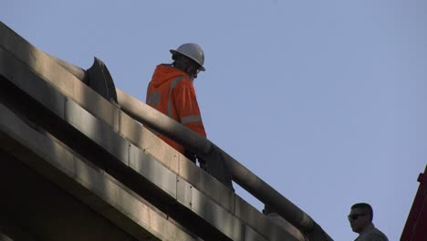 Los-Trabajadores-De-Caltrans-Cruzan-El-Puente