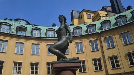 Brantingtorget,-Swedish-Square-of-Branting-in-Gamla-Stan,-Stockholm-Old-Town,-Sculpture-and-Buildings