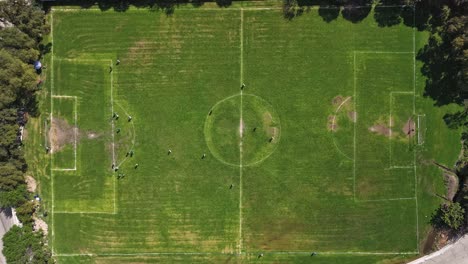 Hyperlapse-Eines-Fußballfeldes,-Spieler-Bewegen-Sich-Zusammen