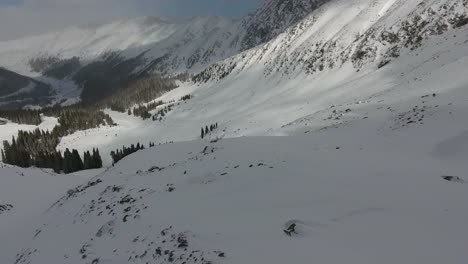 Un-Dron-De-Alto-Vuelo-En-4k-Sobre-El-Terreno-De-Descenso-Extremo-Del-&quot;muro-Este&quot;-En-La-Estación-De-Esquí-De-Arapahoe-Basin,-Ubicada-En-Las-Montañas-Rocosas-De-Colorado,-Durante-La-Mitad-De-La-Temporada-De-Invierno