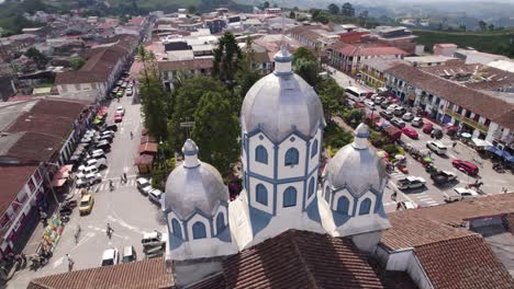 Historische-Kirche-Mit-Blick-Auf-Den-Lebhaften-Platz-Von-Filandia,-Kolumbien