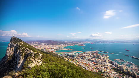 Timelapse-Panorámico-Del-Peñón-De-Gibraltar-Y-El-Puerto-De-Gibraltar,-Península-Ibérica,-Reino-Unido