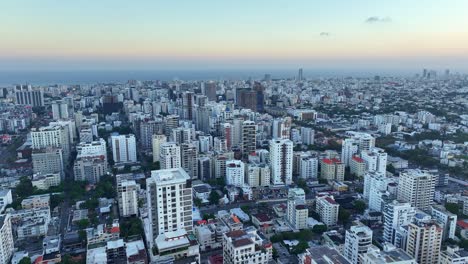 Ciudad-Establecida-Aérea-Domingo,-Paisaje-Urbano,-República-Dominicana-En-La-Hora-Azul