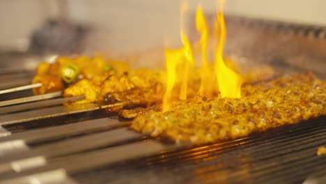 Kebab-A-La-Parrilla-Cocinado-En-Una-Parrilla,-Detalle-De-Fuego-Vibrante