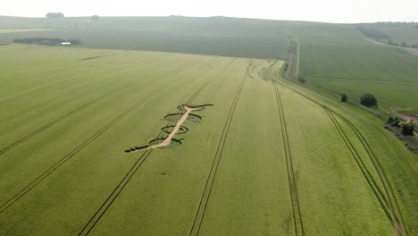 Vista-Aérea-Orbitando-Destruido-Patrón-De-Círculo-De-Cosecha-De-Winterbourne-Bassett-En-El-Campo-De-Cebada-Rural-De-Wiltshire